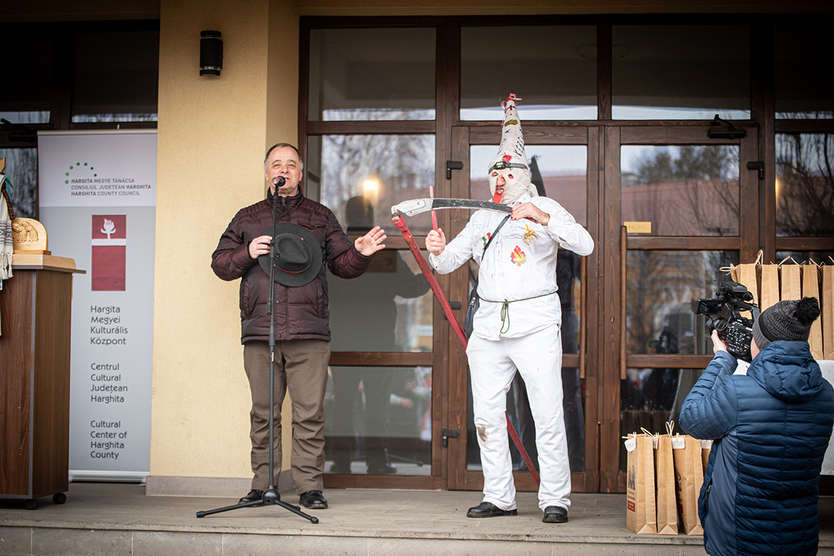 Jókedvvel, mulatással dugták el a Marost 